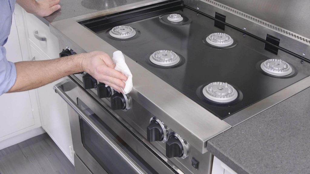 HOW TO CLEAN YOUR OVEN LIKE A PROFESSIONAL 